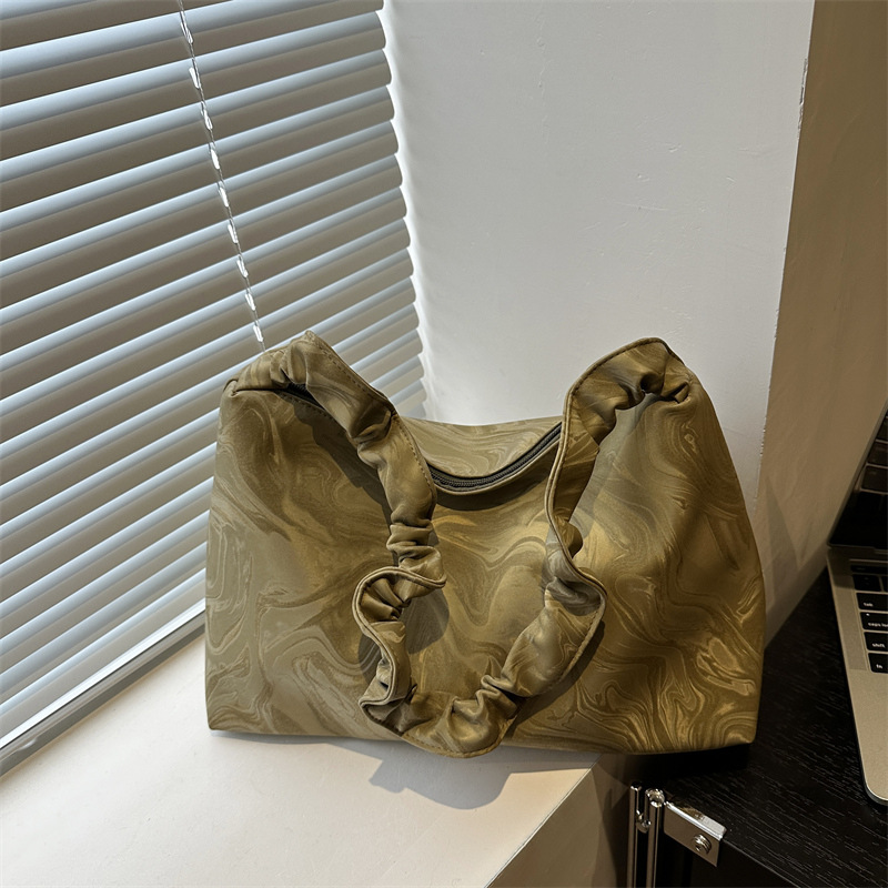 Bolso de axila plisado de moda coreana bolso femenino 2025 primavera nuevo bolso de almohada simple nuevo bolso de mensajero de hombro chino