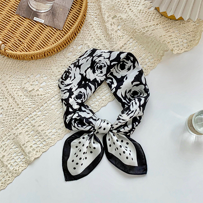 Flor de té de lunares negro