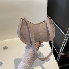 Solid-color fashion felt shoulder bag for women, 2023 summer new style — trendy, Instagram-worthy underarm bag with elegant appeal.