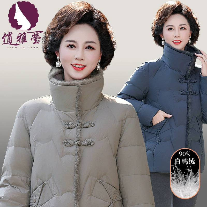 Маленькая мама в меховом лацкане темперамент теплая белая утка пуховик 50 лет 60 среднего и пожилого женского пуховика