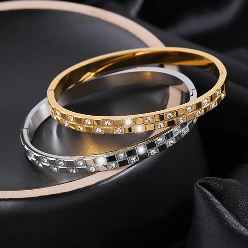 Brazalete de acero de titanio waffle brazalete de diamante de niñas de alto nivel de moda europea y americana transfronteriza no se desvanece brazalete universal