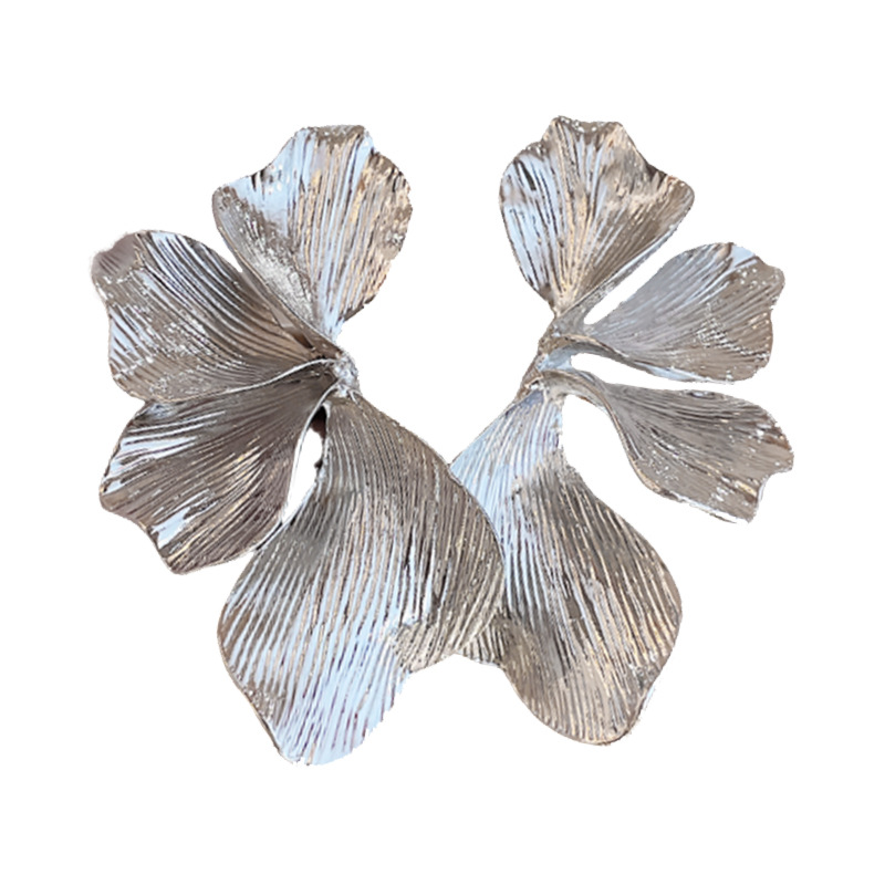 Pendientes de flores tridimensionales de viento frío transfronterizo Pendientes de temperamento de alta gama de lujo ligero Pendientes de metal de personalidad europea y americana