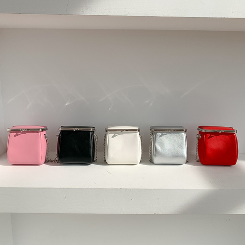 Cute coin wallet fashionable mini crossbody chain bag new niche clip bag versatile lipstick headphone bag