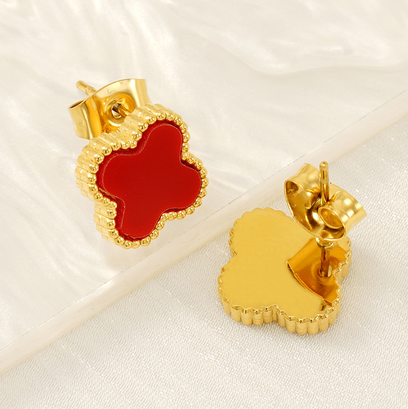 Moda transfronteriza Pendientes de trébol de cuatro hojas dulces simples y versátiles Pendientes de acero inoxidable de oro de 18k Temperamento de lujo ligero