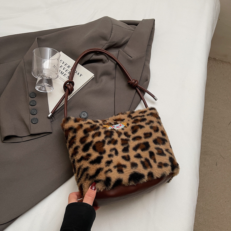 Otoño y invierno bolsas de gran capacidad para mujeres 2024 nuevo bolso de moda de peluche bolso de moda bolso de piel bolso de leopardo bolso de hombro de mujer