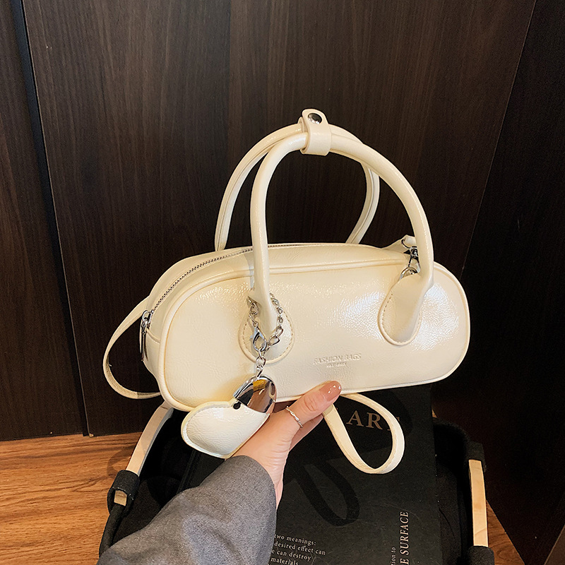 Bolsos populares de este año 2025 primavera y verano nuevos bolsos de mujer moda amor bandolera casual letras bandolera marea