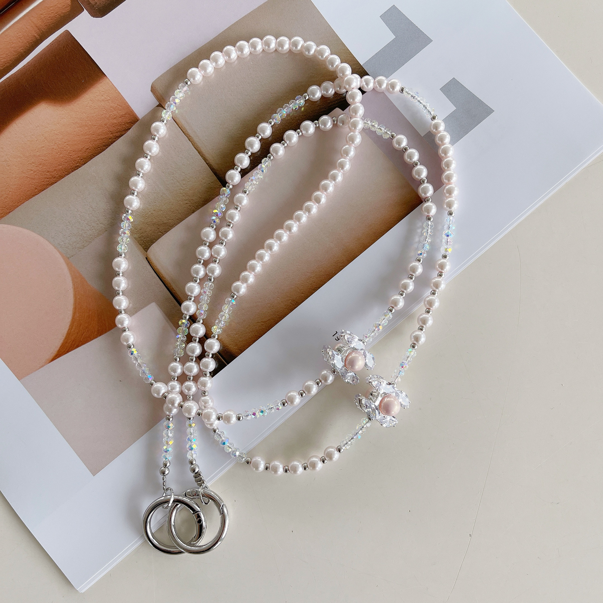 Cadena de teléfono móvil de alta gama hecha a mano de boutique, cadena larga de la serie Pearl Xiaoxiang, cordón de teléfono móvil de moda, colgante de mensajero largo