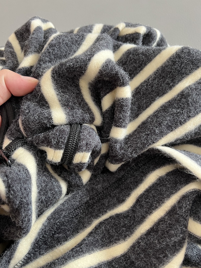 鶏を炒めるのは優しくて、ウサギのぬいぐるみの半ファスナーのストライプの帽子のシャツを着るのがとてもいいです。