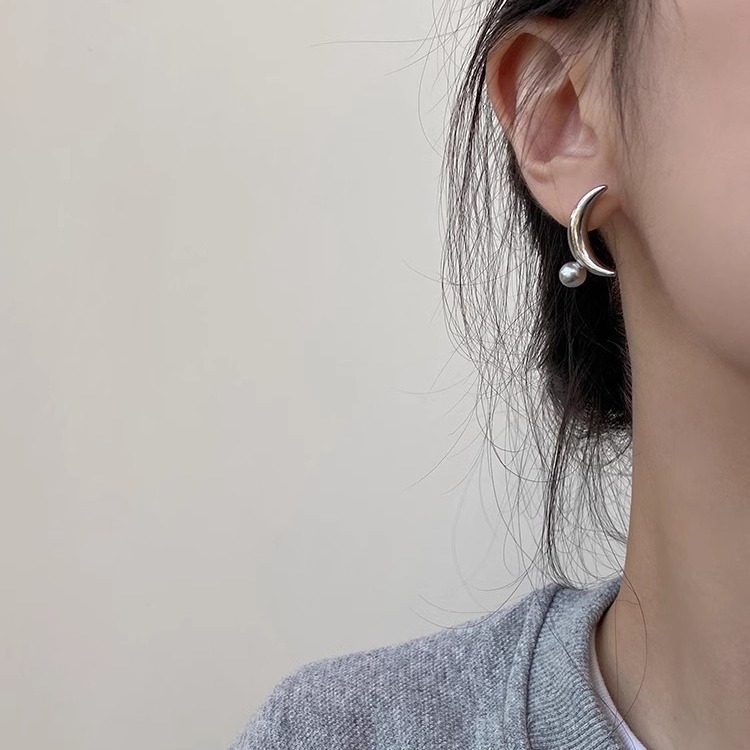 Neue asymmetrische Mondperlenohrringe im Nischendesign mit femininem Temperament, vielseitige süße und coole Ohrringe, High-End_voghion.com