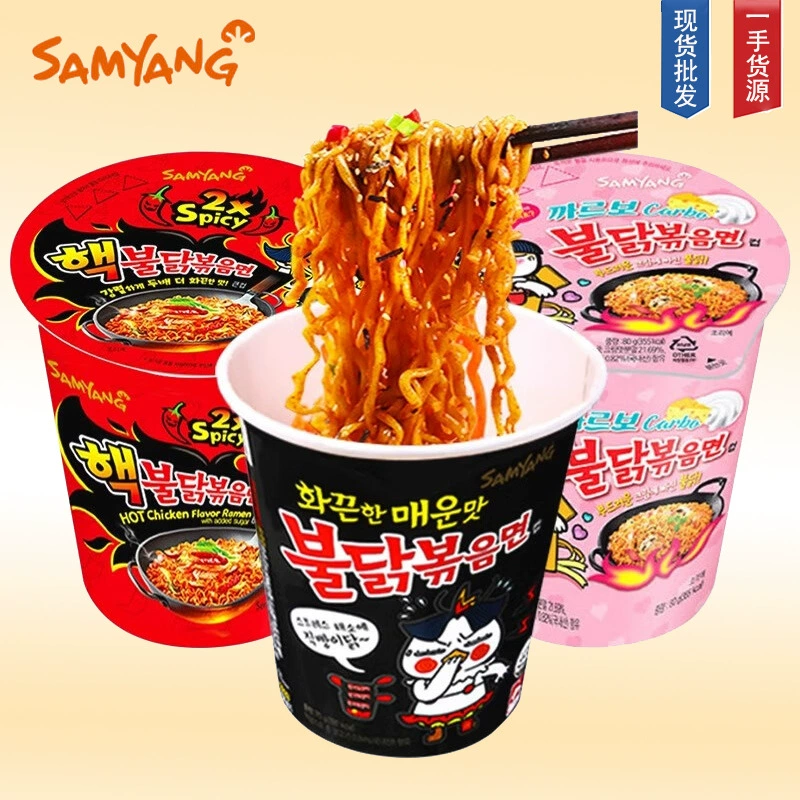 Три ведра с индейкой в чашках с лапшой в чашках с лапшой из чашки