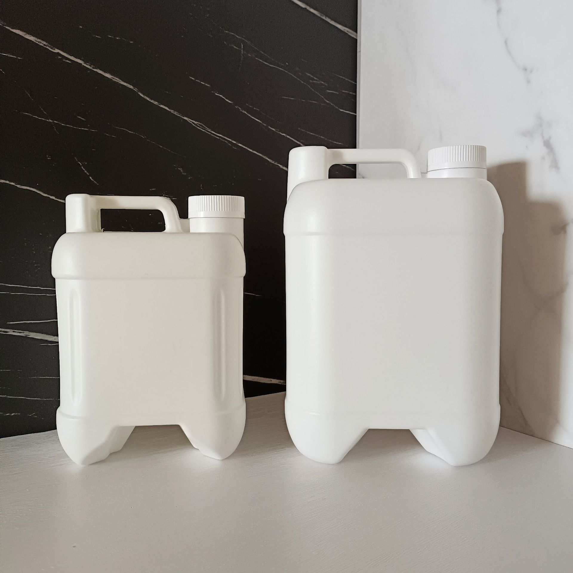 厂家供应 2.5L4L6L20L25L白色避光提手方形堆码桶 包装桶PE塑料瓶