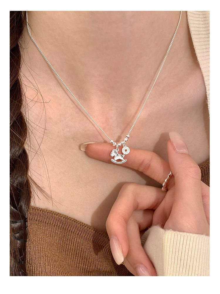 Collier pendentif poney en bois et cristal élégance raffinée_voghion.com