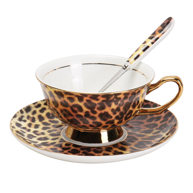 Leopardo de lujo ligero hueso de porcelana taza de café y plato conjunto de taza de té europea en línea exquisita taza de cerámica plato clásico alto valor nominal