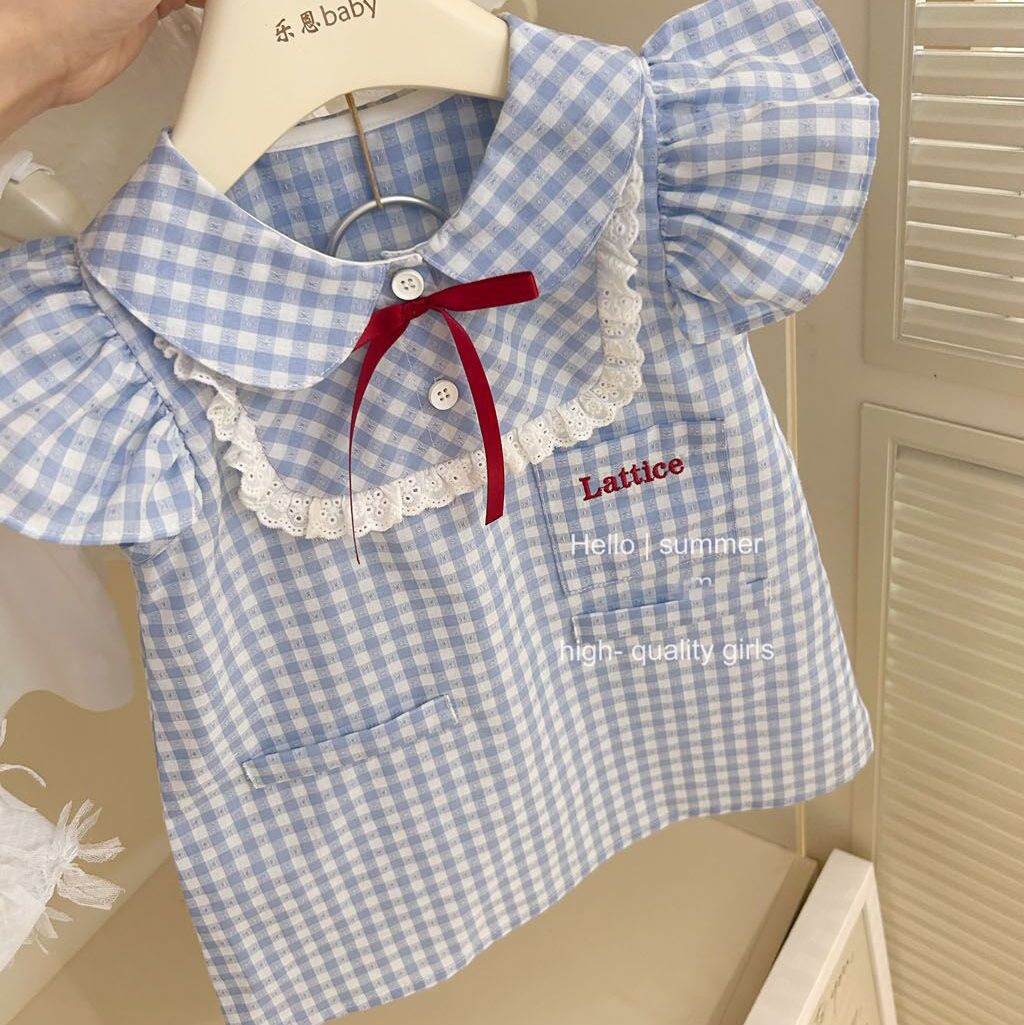 Xianning Seven 2024 Vestido de manga voladora a cuadros azul estilo universitario para niñas Vestido de muñeca de encaje coreano de verano para bebés