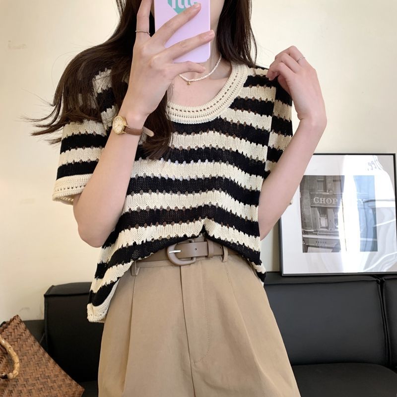 Retro summer design knitted short T-shirt with a round collar