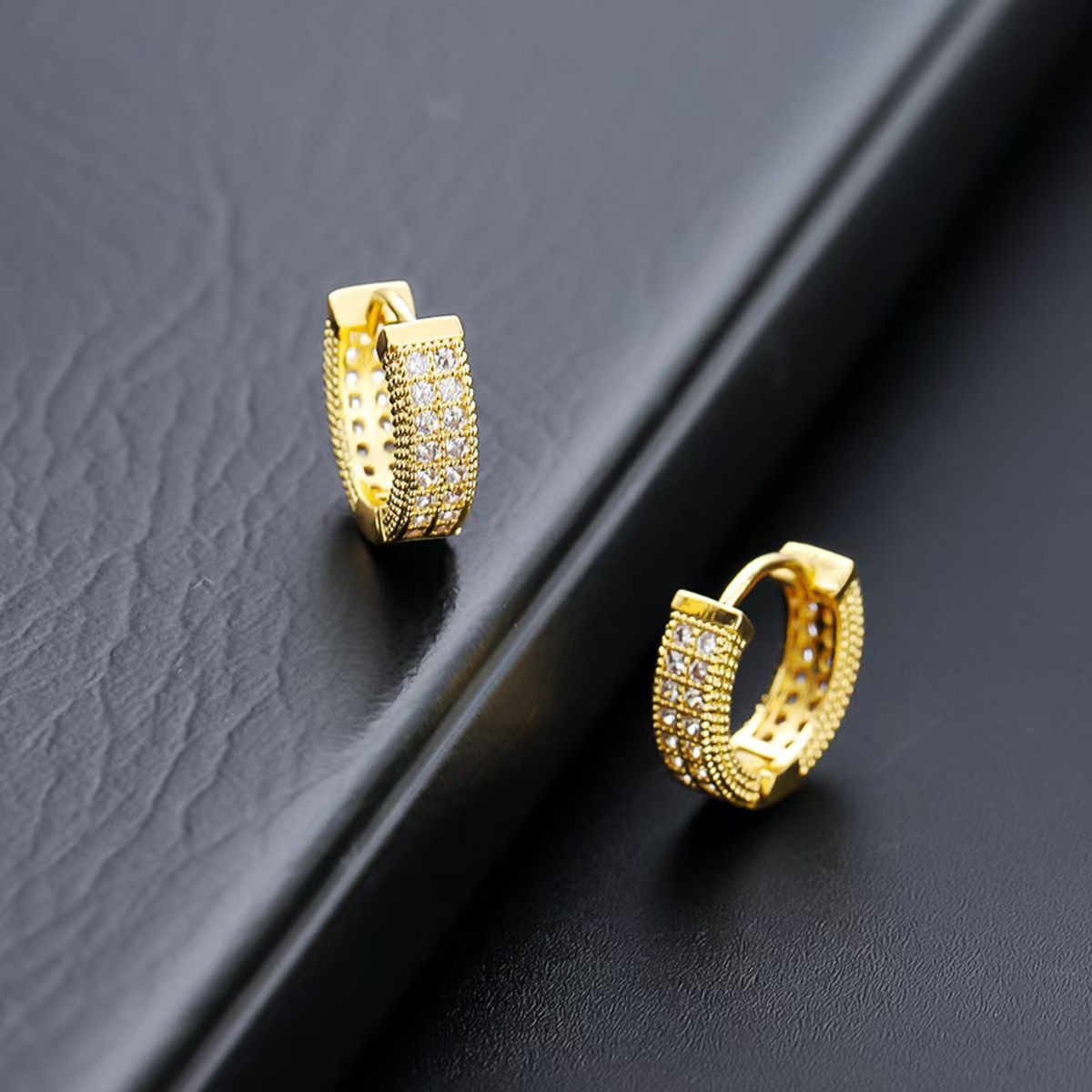 Silver pointed spike labret stud material detail