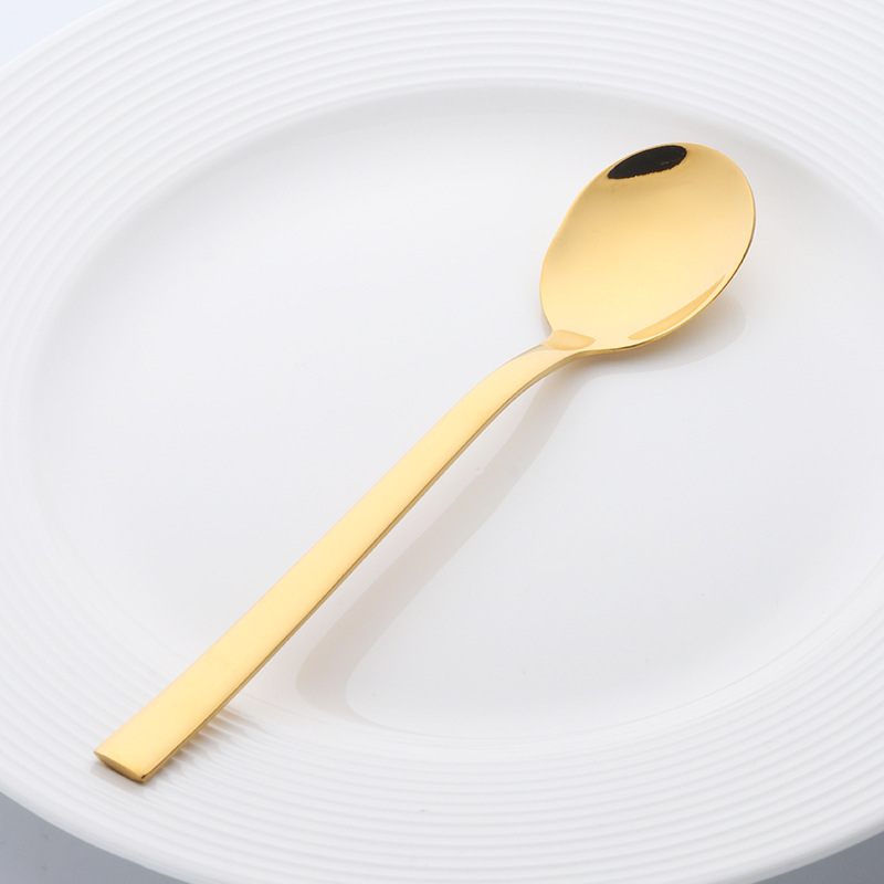 かわいい学生が食事をしているスプーンフォーク家庭用食堂の韓国式のアイデアの四角い柄304ステンレススプーンとチタンメッキのロゴ|undefined