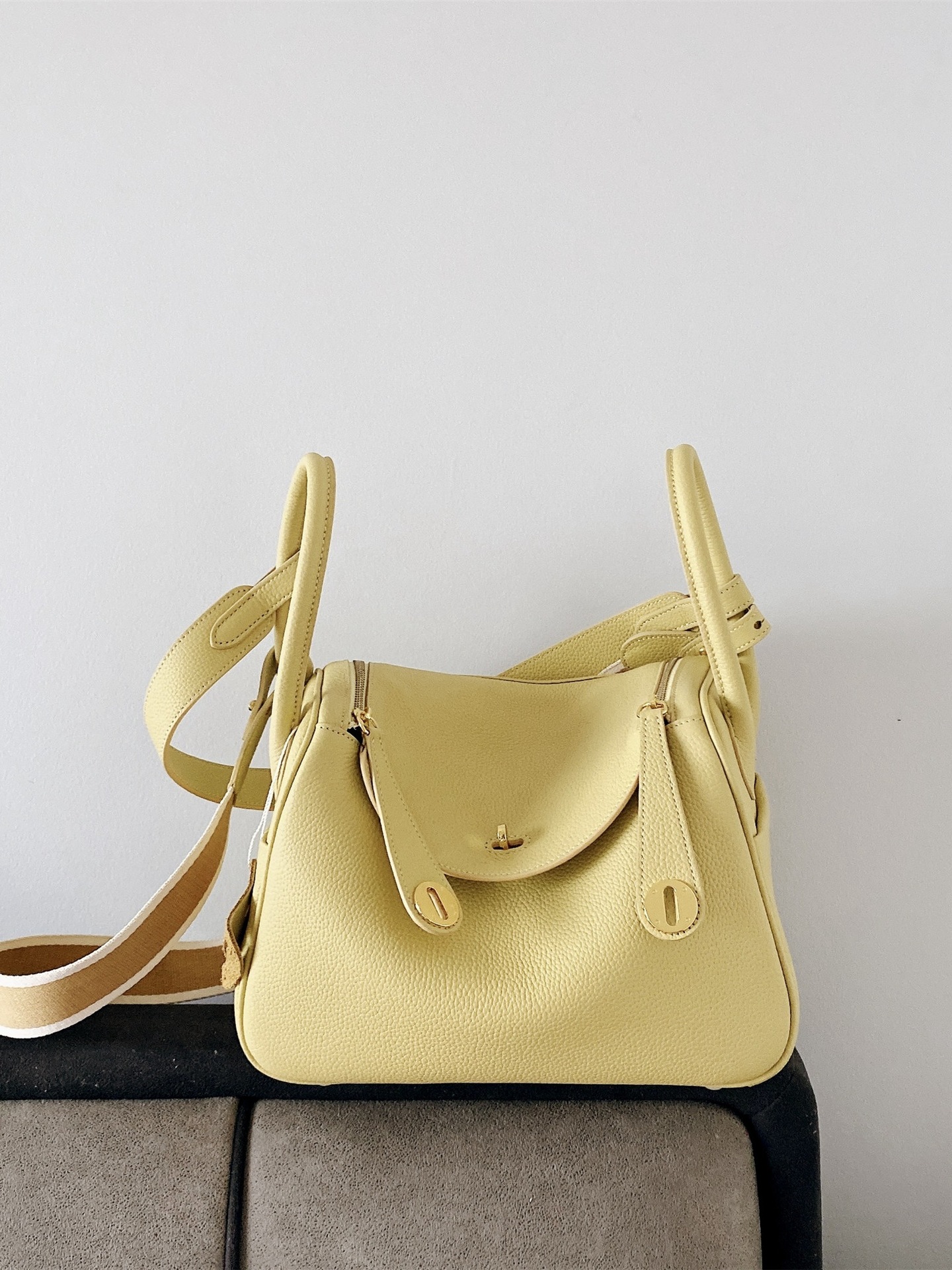 Bolsos de cuero Lindy de piel de vaca con togo de primera capa 2025 Bolsos de cubo retro de estilo europeo y americano Bolsos portátiles de moda