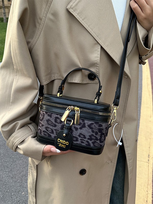 Color de contraste leopardo retro caja de mano bolso pequeño para mujeres 2026 nuevo lana leopardo práctica mochila de hombro
