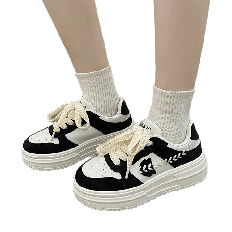 Pequeños zapatos blancos de suela gruesa para mujeres verano y otoño de 2025, nuevos zapatos de nicho de altura deportivos de moda de skate de ocio para mujeres
