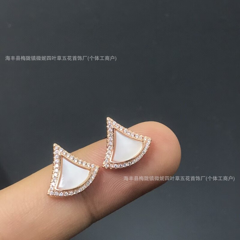 V ゴールド スカート シェイプ イヤリング レディース 18K ローズゴールドメッキ ダイヤモンドとマザーオブパール カーネリアン シェイプ イヤリング|undefined