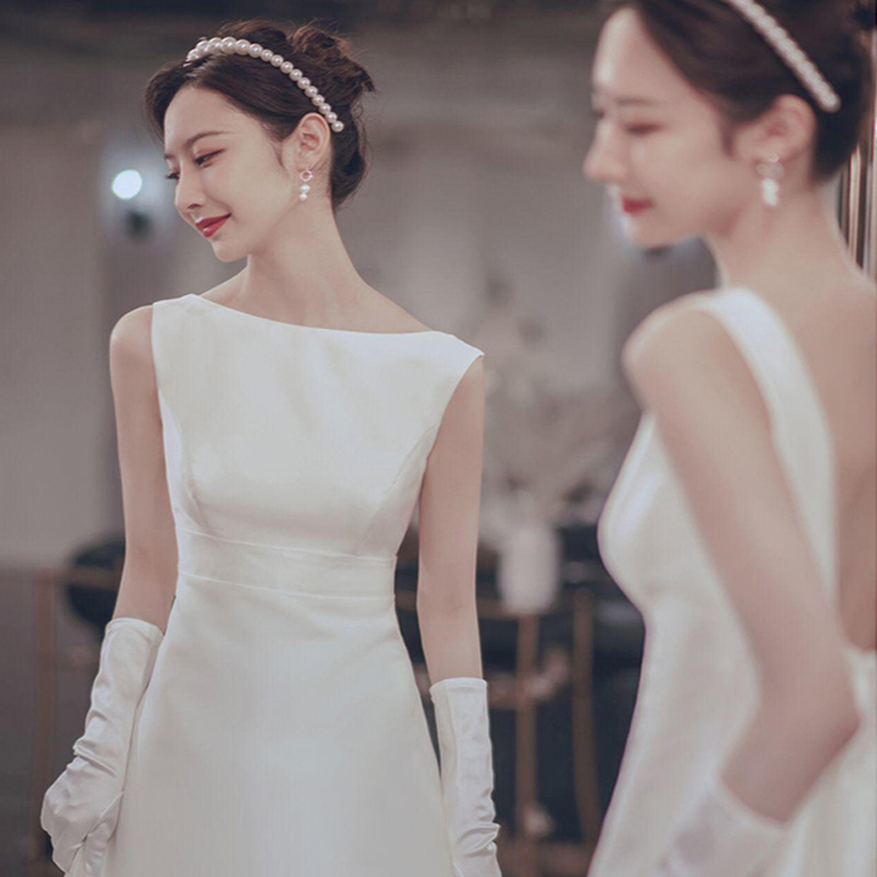 Vestido de novia ligero de satén francés, estilo nuevo de otoño 2025, sencillo, blanco, sin espalda, para recepción, vestido de banquete liso image 6