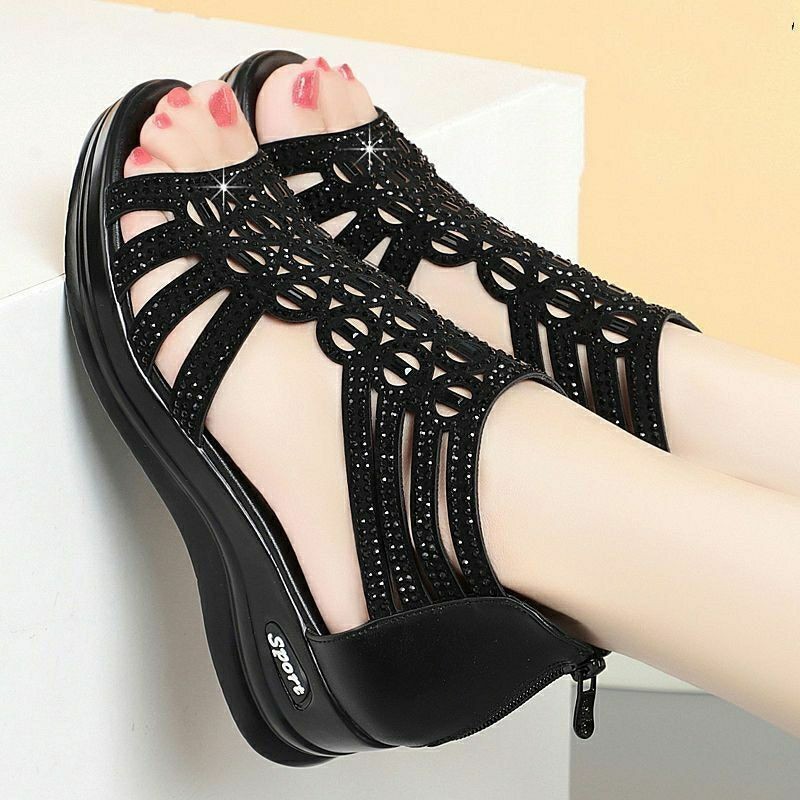2026 verano de las nuevas sandalias de mujer pendiente con tacos romanos Feng Shui diamante boca de pez damas sandalias de mediana edad