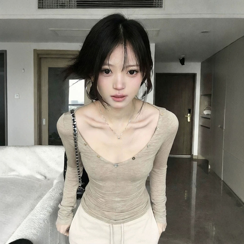 American-style buttoned low V-neck long-sleeve T-shirt for women, new slim-fit base shirt for spring 2026, slimming top for trendy girls