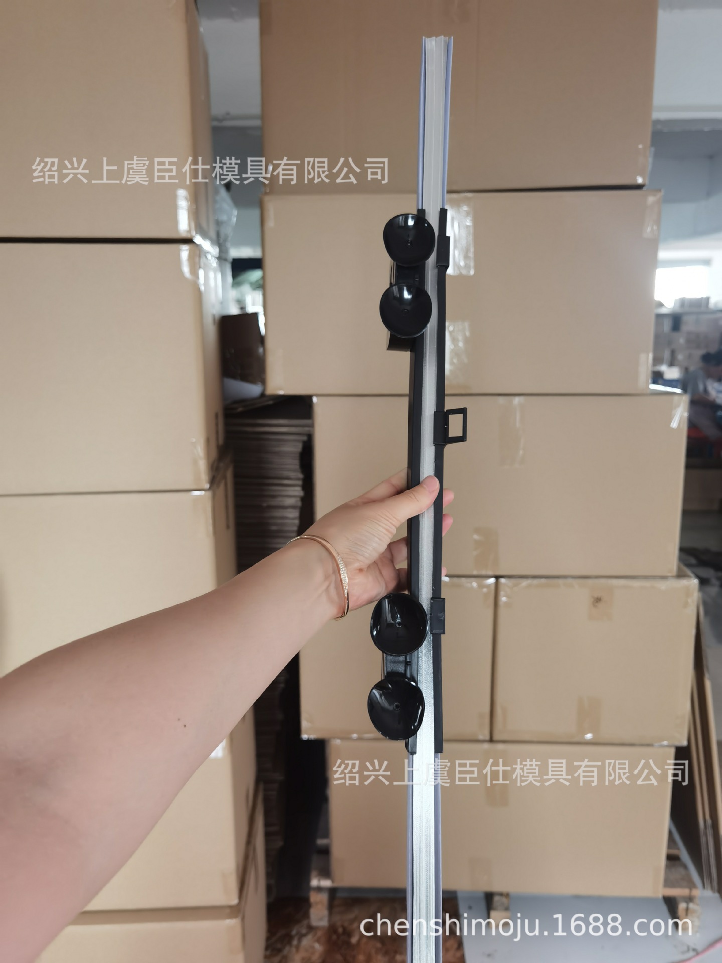 Car Sunshade Curtain Is a Best-Selling Product on Amazon and Can Be Automatically Retracted to Block the Sun and Heat from the Front Windshield