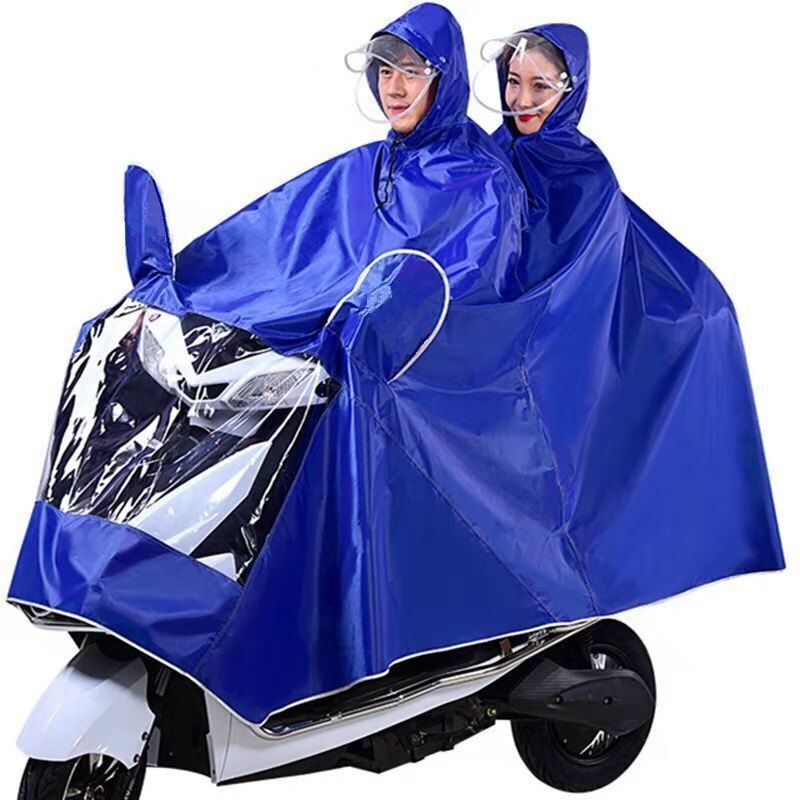 レインコートの電気自動車専用レインコートを大きくして、男性女性のシングル二人のバイクに乗って全身豪雨を防ぐ|undefined
