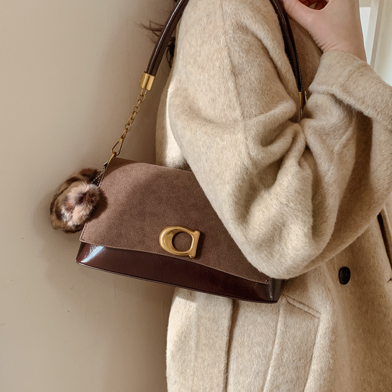 2025 invierno nuevo estilo extranjero transfronterizo bolsas de palo, bolsas de estilo retro con tapa de hombro inclinada, bolsas inferiores