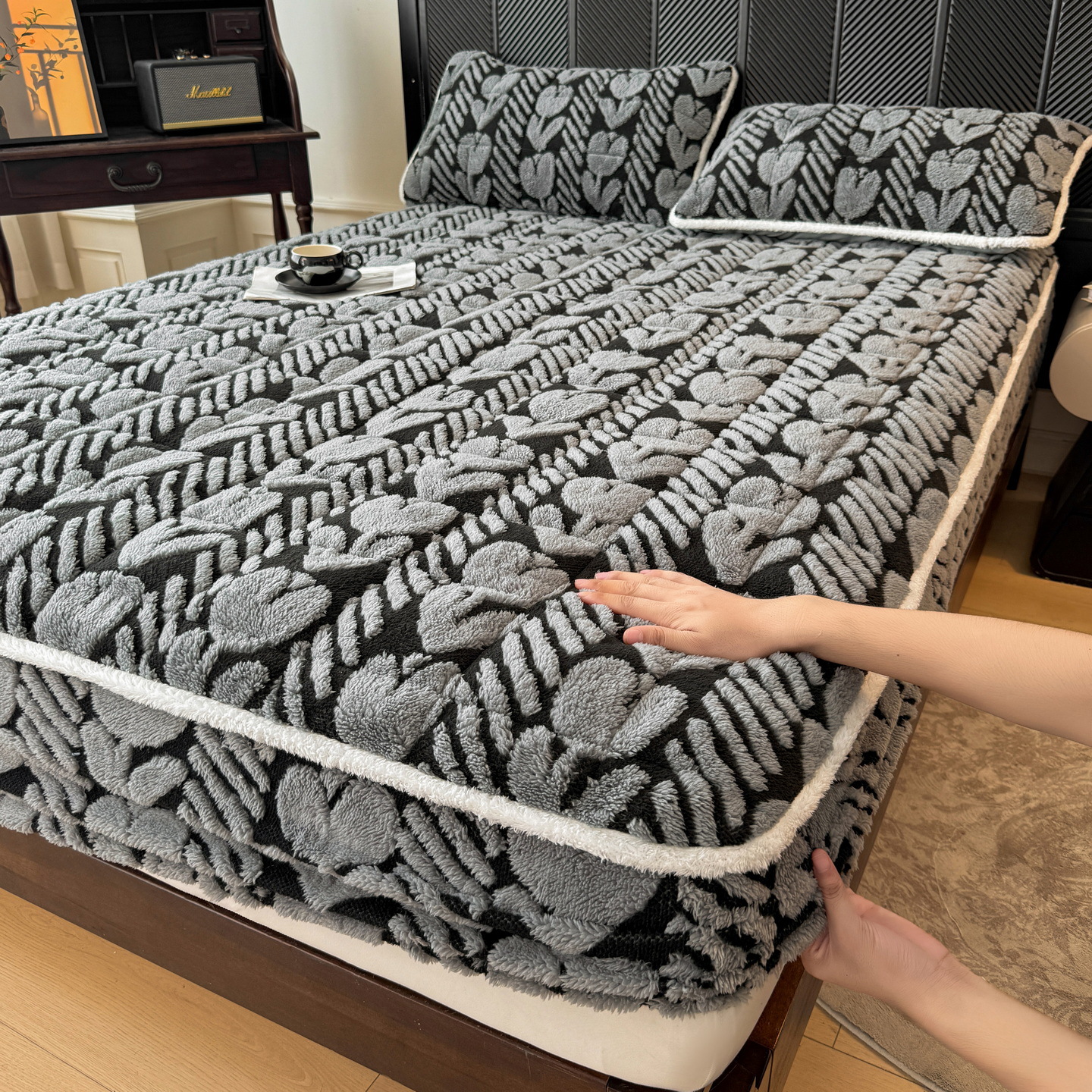 Cross-Border Color Yarn Jacquard Soft Velvet Bed Sheet Thickeneded Quilted Mattress Protector Autumn and Winter Warm Bed Cover Three-Piece Set