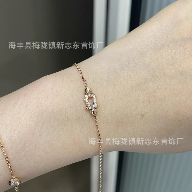 F ホースシューブレスレットハイバージョン厚いメッキ 18 k ゴールド小さなダイヤモンドフルダイヤモンドホースシューバックルハンドジュエリー女性のための卸売|undefined