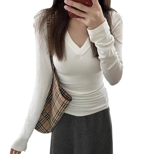 American-style V-neck faux-fur edgy T-shirt with long sleeves—2025 Fall/Winter collection, featuring a regular shoulder fit, slim silhouette, and perfect for layering to keep you warm.