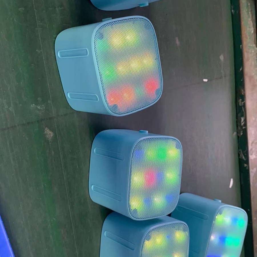 K1 al aire libre portátil mini micrófono inalámbrico con luces de colores karaoke Bluetooth audio traje transfronterizo al por mayor