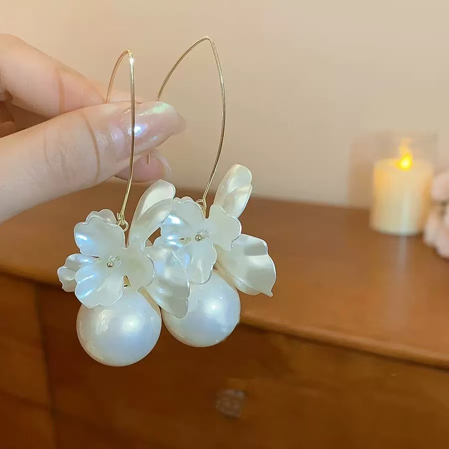 Europa y los Estados Unidos exageraron la imitación de flores de perlas, ganchos de orejas, nuevos nichos de diseño de temperamento ganchos de orejas, perlas
