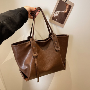Retro large capacity bag for women 2023 autumn and winter new high-grade versatile shoulder bag commuter bag portable tote bag