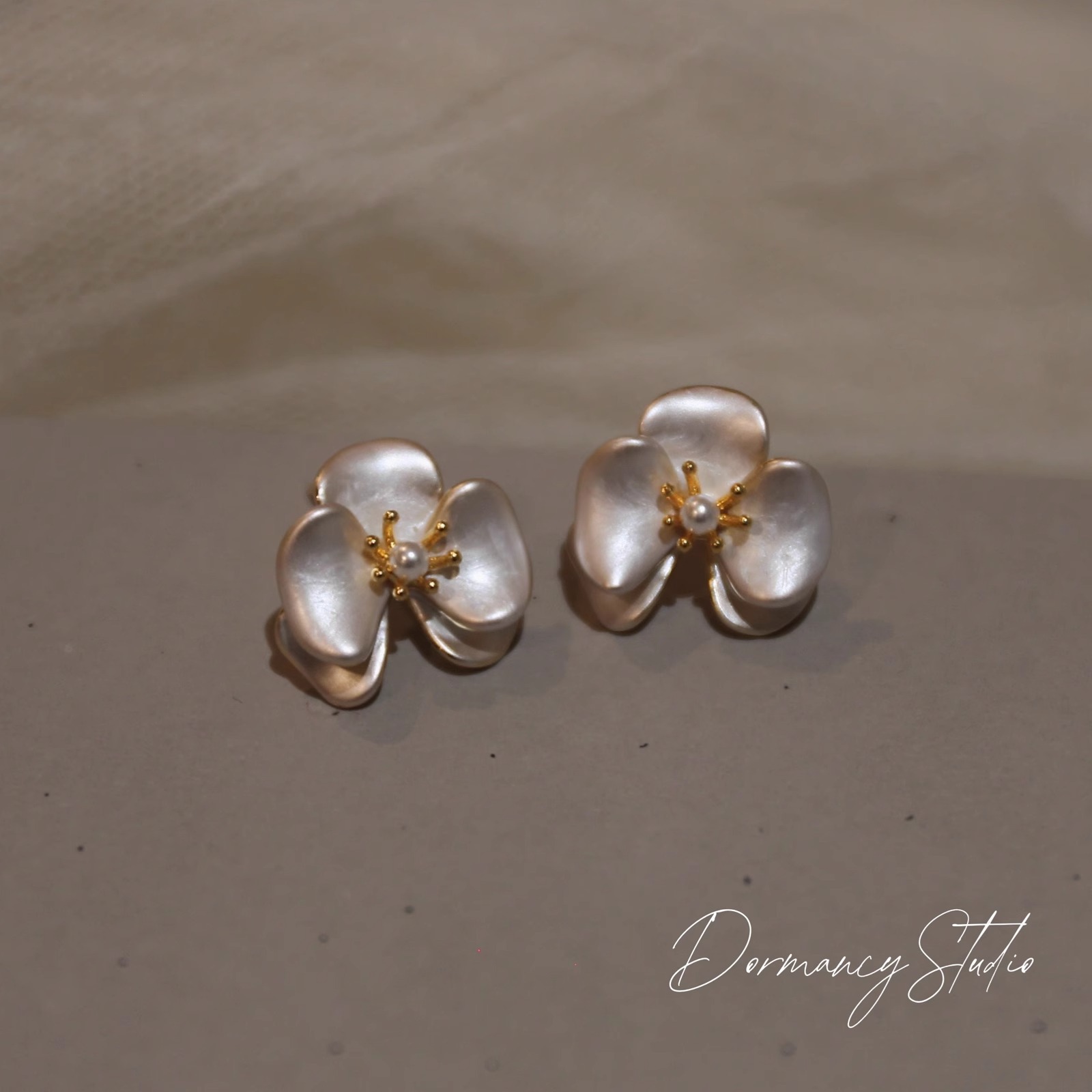 French Cream Retro Earrings Brushed Quicksand Dripping Oil Niche Design High-Gloss Pearl Earrings
