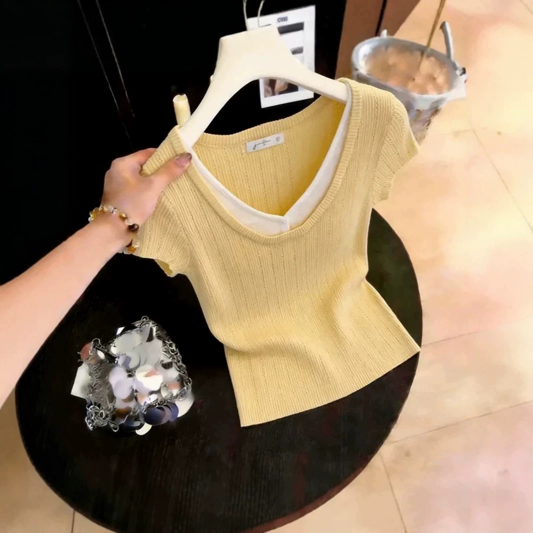 Áo thun nữ cổ V dệt kim tay ngắn phối màu thiết kế — màu vàng chi tiết 2
