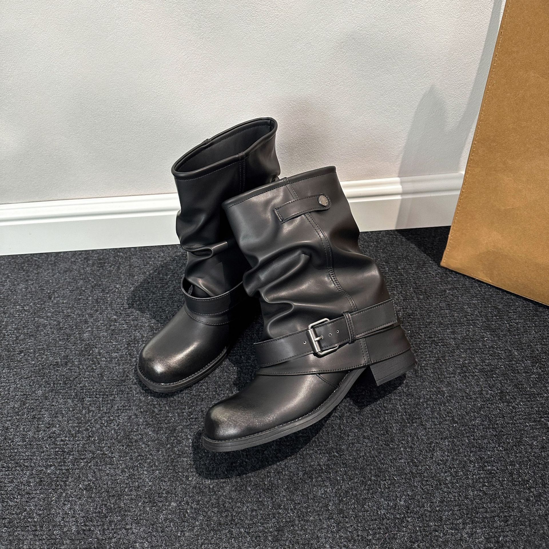Botas de Caña Media para Mujer con Aumento de 7 cm de Superfibra con Tacón Ancho Antideslizante image 4