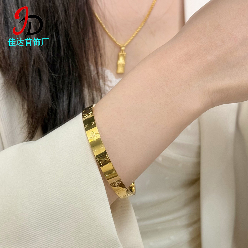 Professional Customized CNC Flower Letter Copper Gold-plated Four-leaf Clover Bracelet Women's Retro L-family Classic Pattern Sand Gold Bracelet