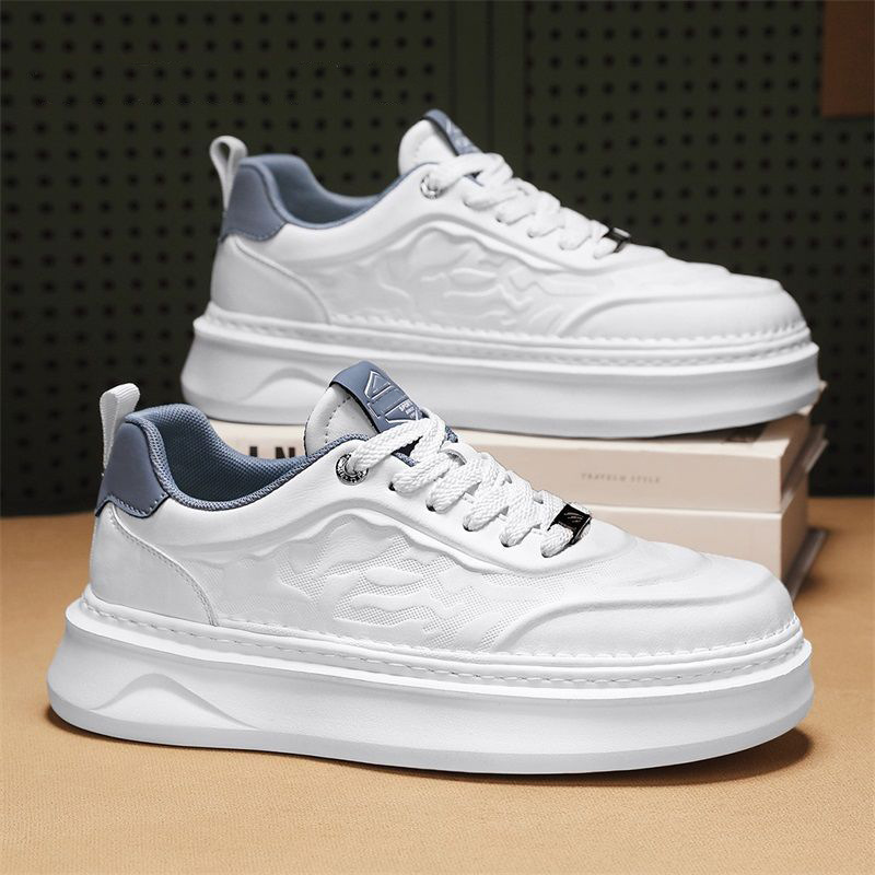 2025 verano nuevos zapatos de hombre pequeños zapatos blancos de moda masculinos versátiles coreanos cómodos zapatos de skate casuales deportivos