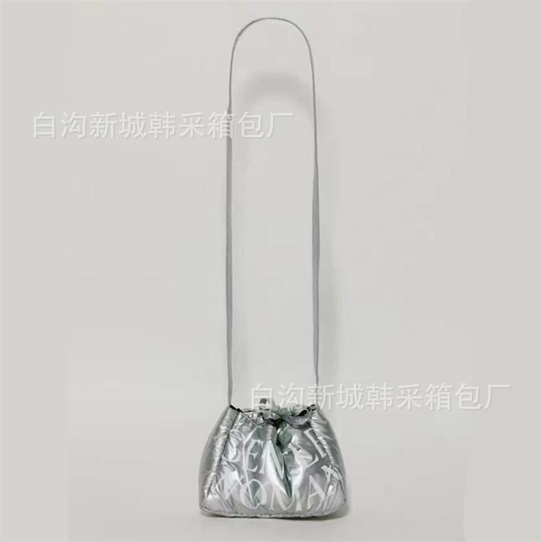 Diseño de nicho de mini albóndigas de la marca tailandesa de moda Gentle Woman 2024 nuevo bolso de hombro con cuerda de extracción