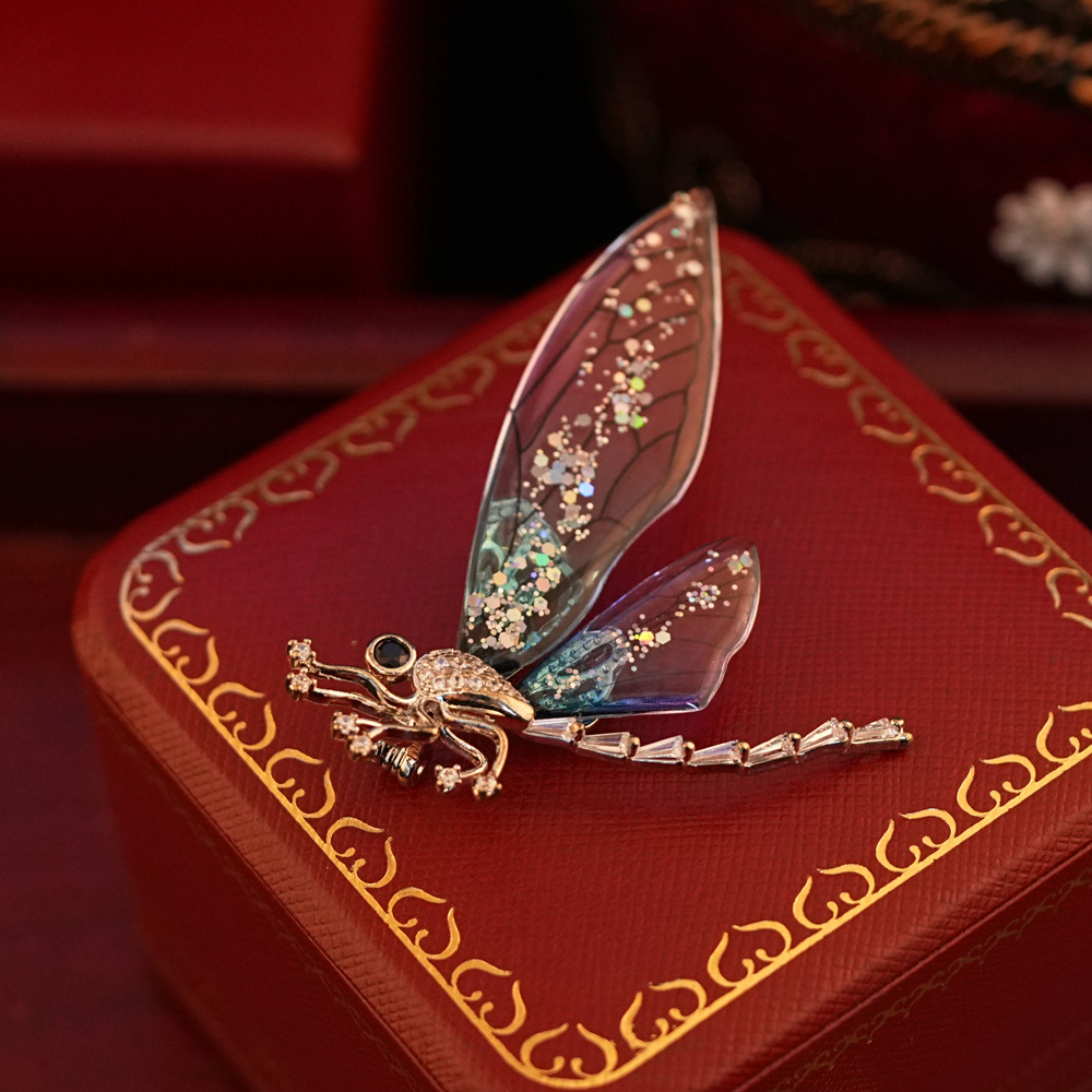 Spilla libellula, ottone placcato oro, micro zirconi intarsiati, pastorale due colori primavera, estate e autunno sul petto_voghion.com