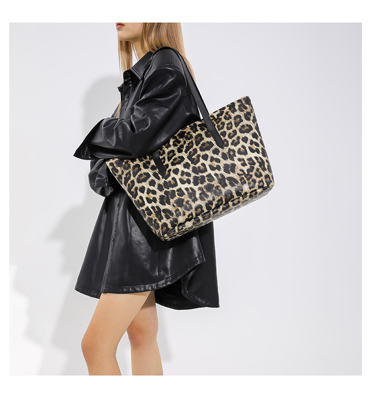 Women's Large Pu Leather Leopard Streetwear Square Zipper Tote Bag display picture 7