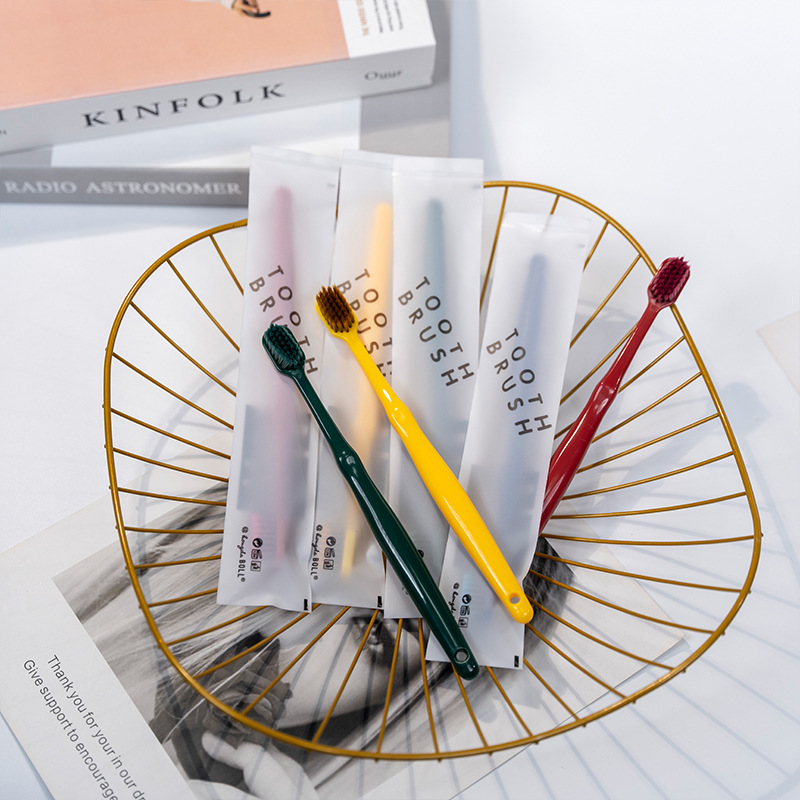 가방에 들어있는 칫솔(색상 확인 가능)