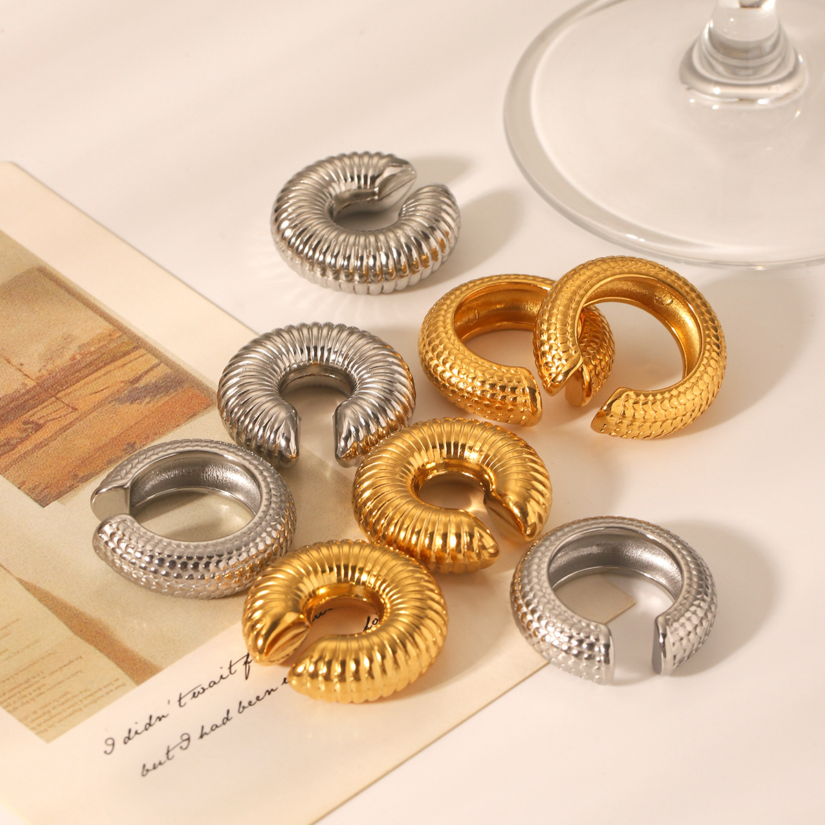 Crudo europeo y americano en forma de C textura de escala clip de oreja de acero inoxidable clip de oreja hueco rayado Pendientes de acero de titanio simples personalizados