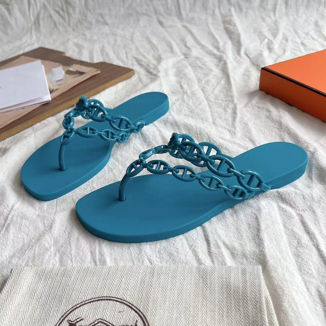 2024 nueva nariz de cerdo plana fuera de la cadena de vacaciones de playa de estilo europeo y americano zapatillas de zapatillas de mujer