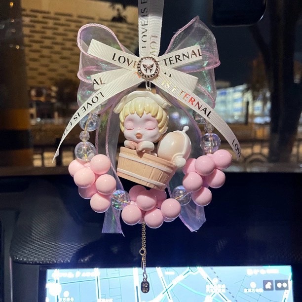 핑크색 아이스크림 구슬과 아기가 편안함을 느낍니다.