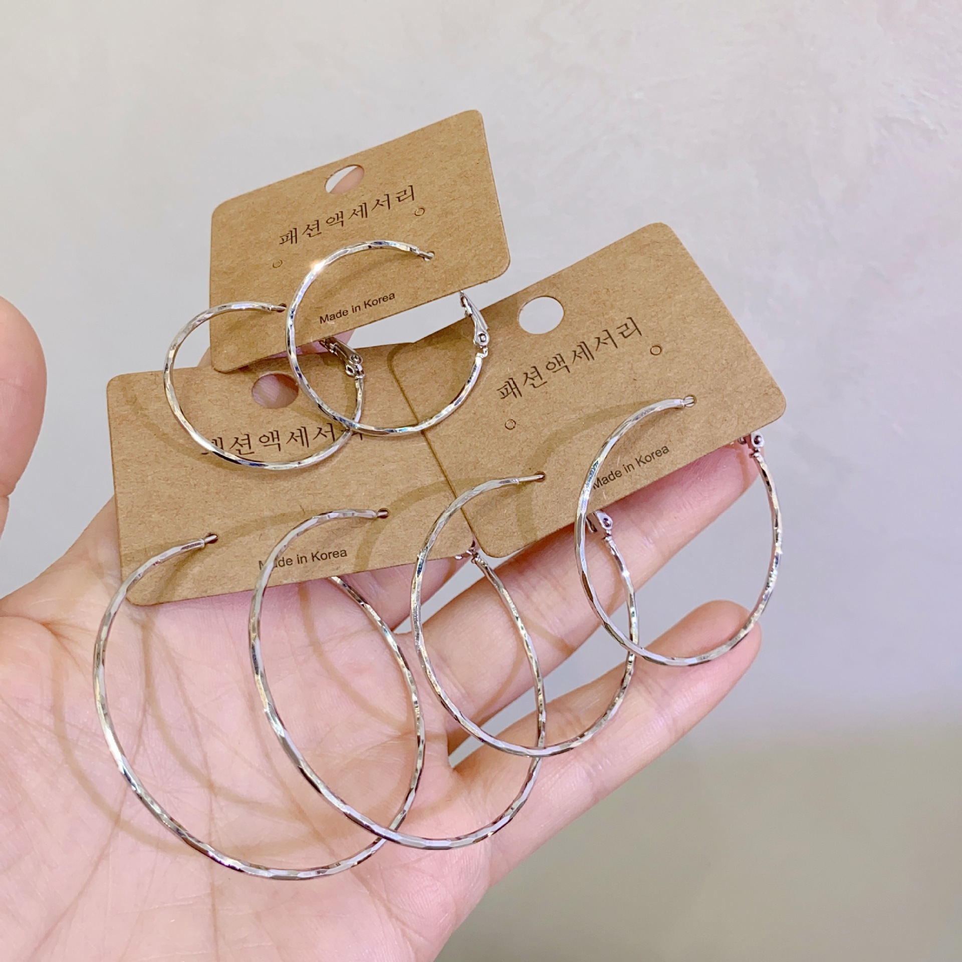 Copper Plated White K European and American Fashion Ultra-Thin Hoop Earrings for Women, New Trendy High-End Minimalist Style Versatile Earrings